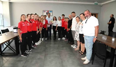 Manisa Büyükşehir Belediye Başkanı Ferdi Zeyrek, Aerobik Cimnastik Milli Sporcuları Ziyaret Etti