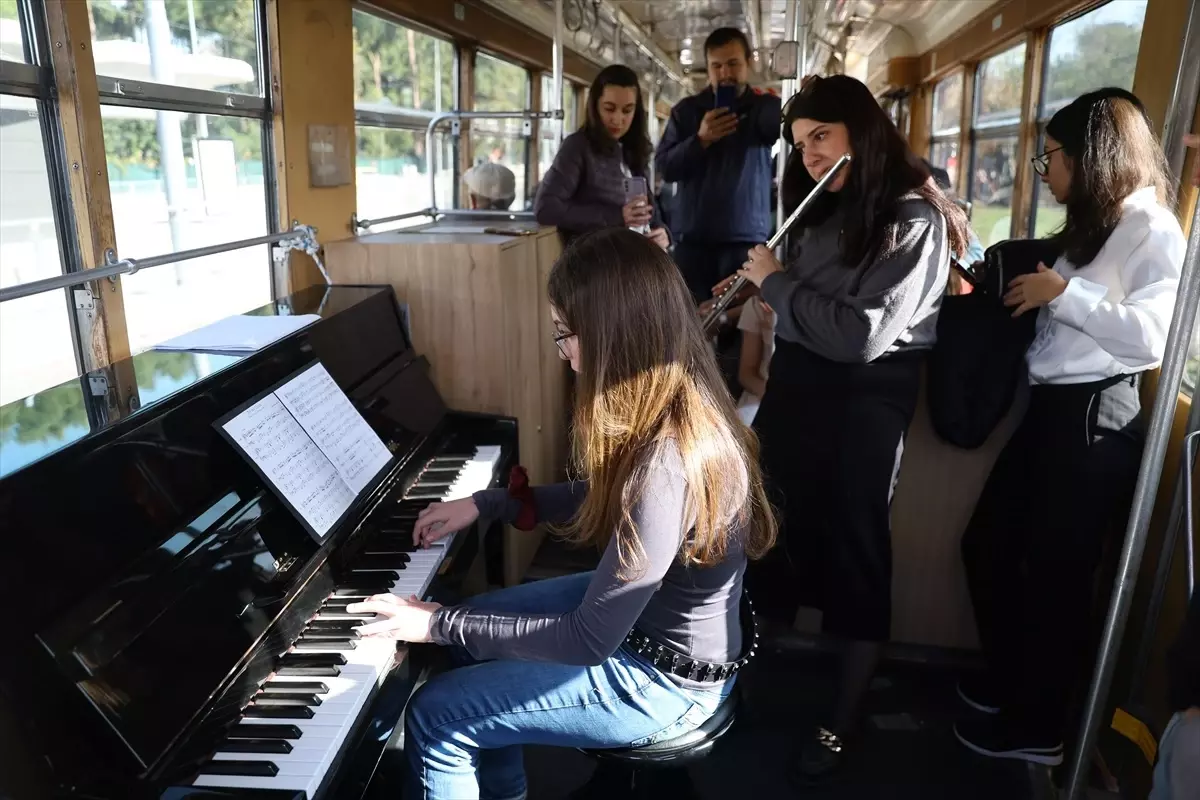 Antalya’da Tramvayda Piyano Keyfi