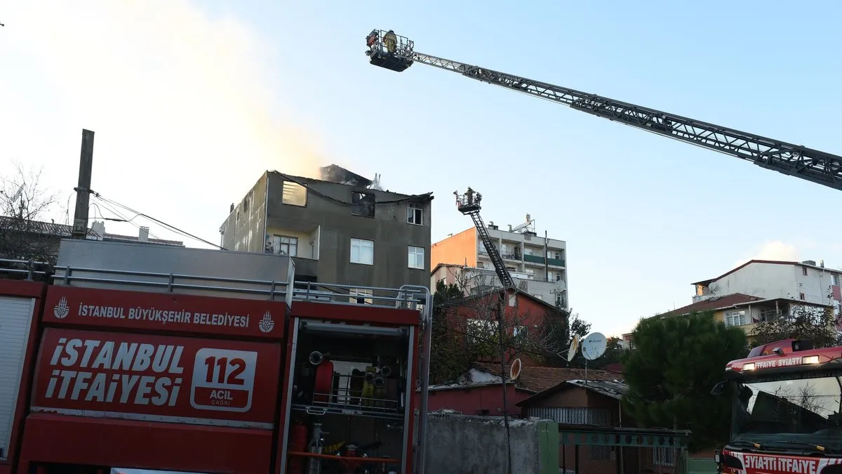 Ümraniye’de 5 katlı binanın çatısında tadilat sırasında patlama