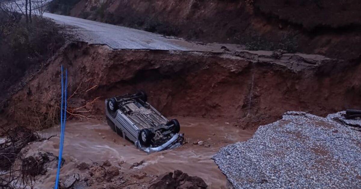 İzmir’de yol çöktü: Hafif ticari araç çukura düştü