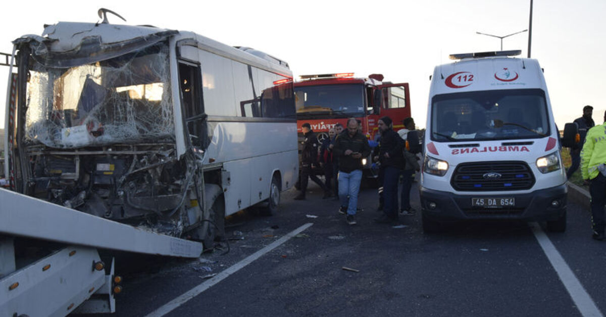 Manisa’da işçi servisi TIR’a çarptı: 22 yaralı