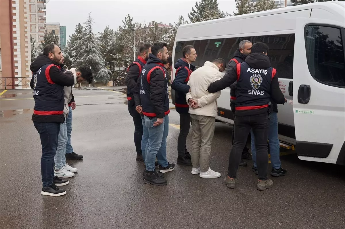 Sivas’ta Dolandırıcılık Operasyonu: 4 Zanlı Yakalandı