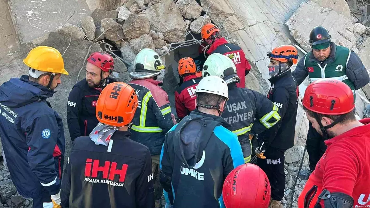 Uşak’ta Yıkım Sırasında İş Makinesi ve Operatörü Enkaz Altında Kaldı