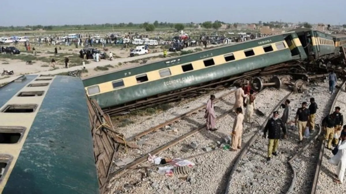 Pakistan’da tren kazası: 200 yıllık ray kırıldı